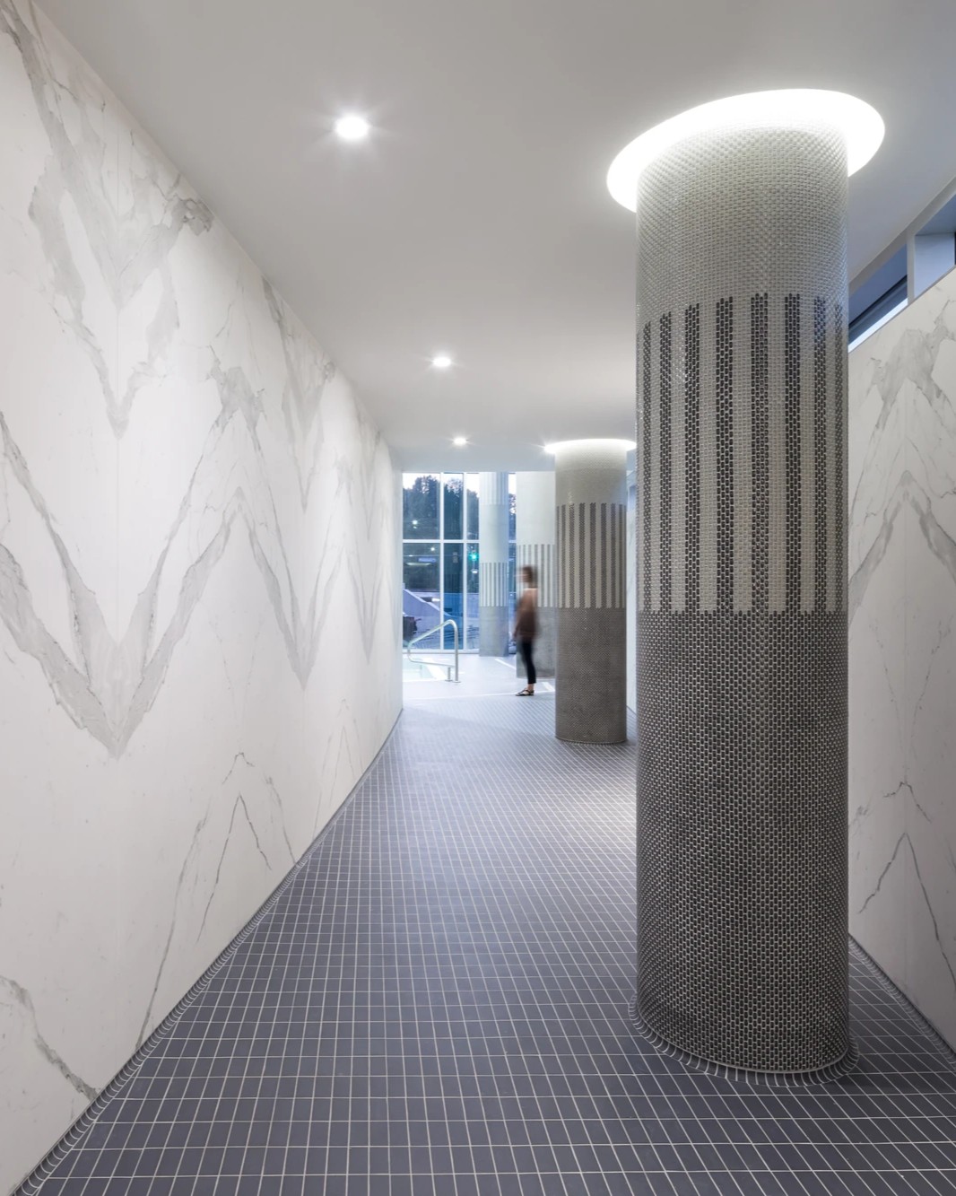 Shopping center interior featuring Laminam Bianco Statuario Venato Italian porcelain slabs with crystalline white and grey veining, enhancing the space's luxurious and modern aesthetic.